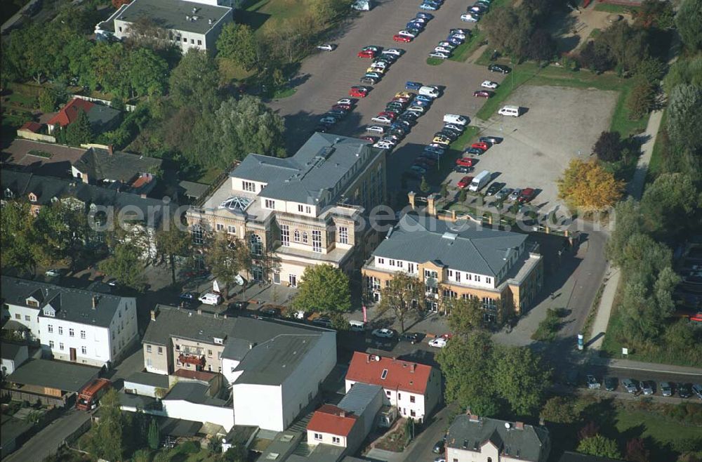 Aerial photograph Werder ( Brandenburg ) - Das »Alte Brauhaus Werder« wurde 1887 erbaut und steht unter Denkmalschutz. 1995 wurde es aufgestockt und um einen Anbau erweitert. Beide Bauteile bilden ein Ensemble, das sich an der Hauptgeschäftsstraße befindet und in der Innenstadt von Werder einen architektonischen Schwerpunkt bildet. HVB Immobilien AG Der Standort unmittelbar am Ufer der Havel und kurz vor der Brücke in die historische Altstadt gehört zu den exponierten Lagen vor Ort.