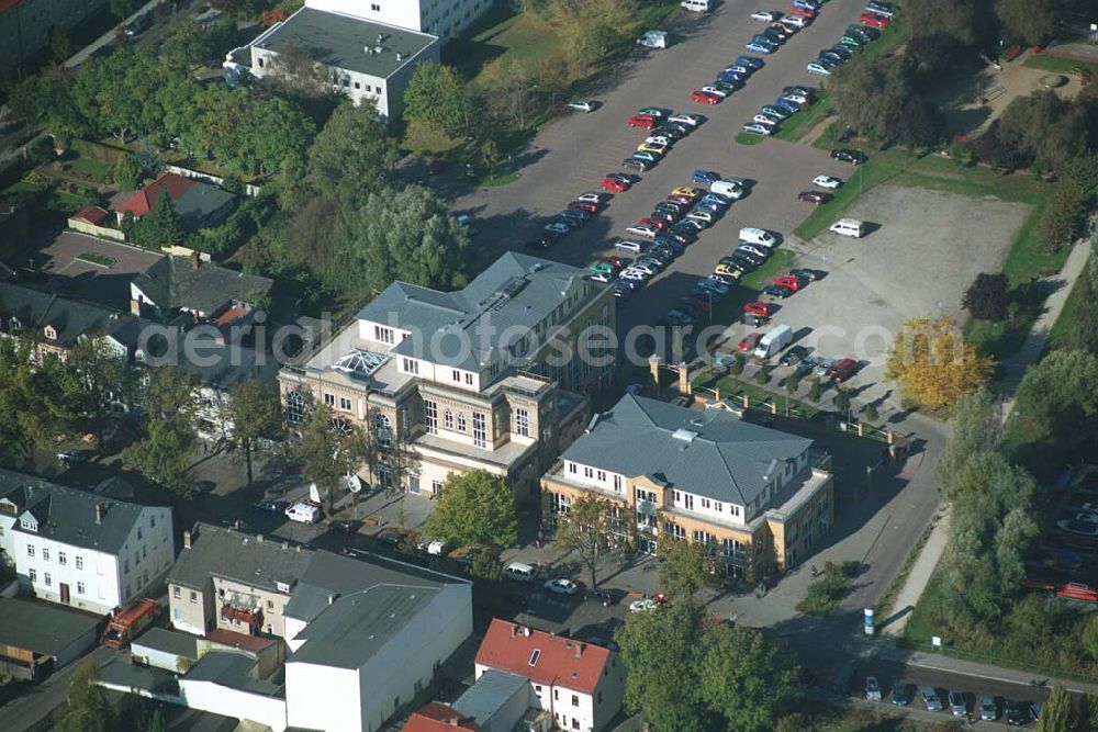 Werder ( Brandenburg ) from above - Das »Alte Brauhaus Werder« wurde 1887 erbaut und steht unter Denkmalschutz. 1995 wurde es aufgestockt und um einen Anbau erweitert. Beide Bauteile bilden ein Ensemble, das sich an der Hauptgeschäftsstraße befindet und in der Innenstadt von Werder einen architektonischen Schwerpunkt bildet. HVB Immobilien AG Der Standort unmittelbar am Ufer der Havel und kurz vor der Brücke in die historische Altstadt gehört zu den exponierten Lagen vor Ort.