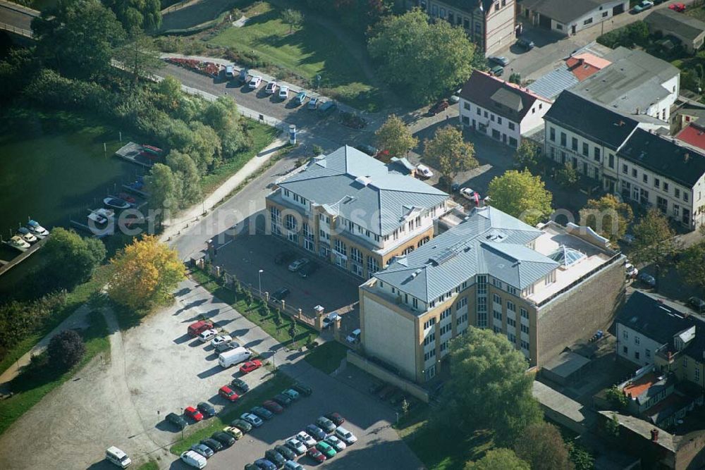 Aerial image Werder ( Brandenburg ) - Das »Alte Brauhaus Werder« wurde 1887 erbaut und steht unter Denkmalschutz. 1995 wurde es aufgestockt und um einen Anbau erweitert. Beide Bauteile bilden ein Ensemble, das sich an der Hauptgeschäftsstraße befindet und in der Innenstadt von Werder einen architektonischen Schwerpunkt bildet. HVB Immobilien AG Der Standort unmittelbar am Ufer der Havel und kurz vor der Brücke in die historische Altstadt gehört zu den exponierten Lagen vor Ort.