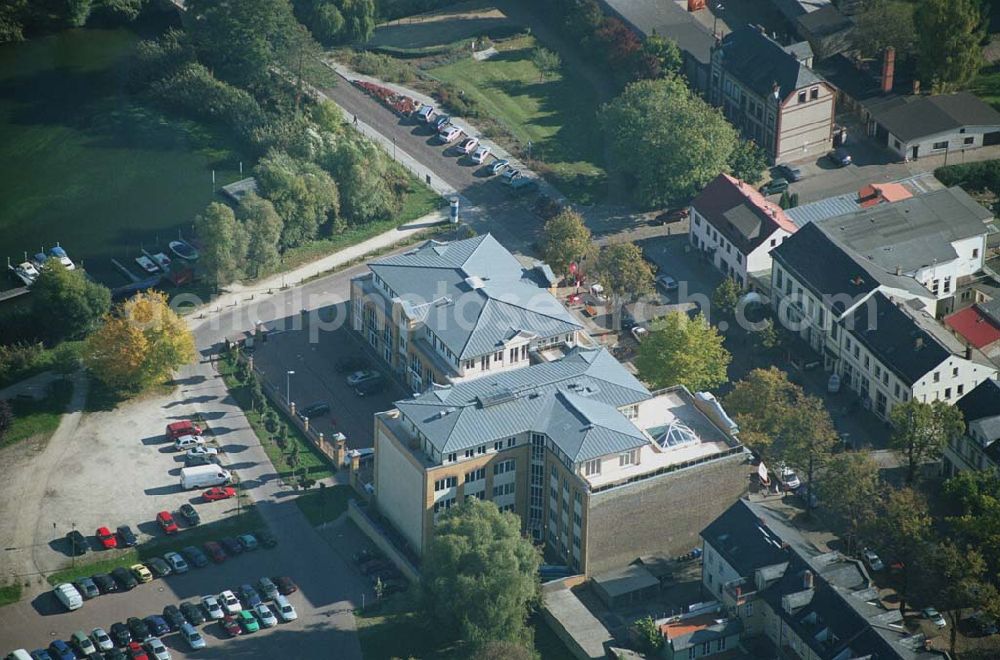 Aerial photograph Werder ( Brandenburg ) - Das »Alte Brauhaus Werder« wurde 1887 erbaut und steht unter Denkmalschutz. 1995 wurde es aufgestockt und um einen Anbau erweitert. Beide Bauteile bilden ein Ensemble, das sich an der Hauptgeschäftsstraße befindet und in der Innenstadt von Werder einen architektonischen Schwerpunkt bildet. HVB Immobilien AG Der Standort unmittelbar am Ufer der Havel und kurz vor der Brücke in die historische Altstadt gehört zu den exponierten Lagen vor Ort.