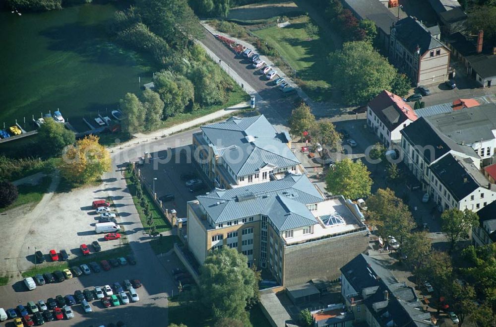 Werder ( Brandenburg ) from above - Das »Alte Brauhaus Werder« wurde 1887 erbaut und steht unter Denkmalschutz. 1995 wurde es aufgestockt und um einen Anbau erweitert. Beide Bauteile bilden ein Ensemble, das sich an der Hauptgeschäftsstraße befindet und in der Innenstadt von Werder einen architektonischen Schwerpunkt bildet. HVB Immobilien AG Der Standort unmittelbar am Ufer der Havel und kurz vor der Brücke in die historische Altstadt gehört zu den exponierten Lagen vor Ort.