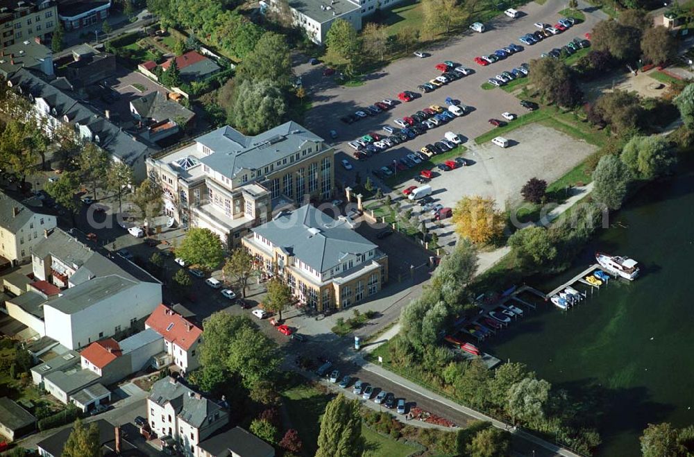 Aerial image Werder ( Brandenburg ) - Das »Alte Brauhaus Werder« wurde 1887 erbaut und steht unter Denkmalschutz. 1995 wurde es aufgestockt und um einen Anbau erweitert. Beide Bauteile bilden ein Ensemble, das sich an der Hauptgeschäftsstraße befindet und in der Innenstadt von Werder einen architektonischen Schwerpunkt bildet. HVB Immobilien AG Der Standort unmittelbar am Ufer der Havel und kurz vor der Brücke in die historische Altstadt gehört zu den exponierten Lagen vor Ort.