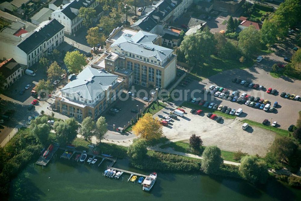 Aerial photograph Werder ( Brandenburg ) - Das »Alte Brauhaus Werder« wurde 1887 erbaut und steht unter Denkmalschutz. 1995 wurde es aufgestockt und um einen Anbau erweitert. Beide Bauteile bilden ein Ensemble, das sich an der Hauptgeschäftsstraße befindet und in der Innenstadt von Werder einen architektonischen Schwerpunkt bildet. HVB Immobilien AG Der Standort unmittelbar am Ufer der Havel und kurz vor der Brücke in die historische Altstadt gehört zu den exponierten Lagen vor Ort.