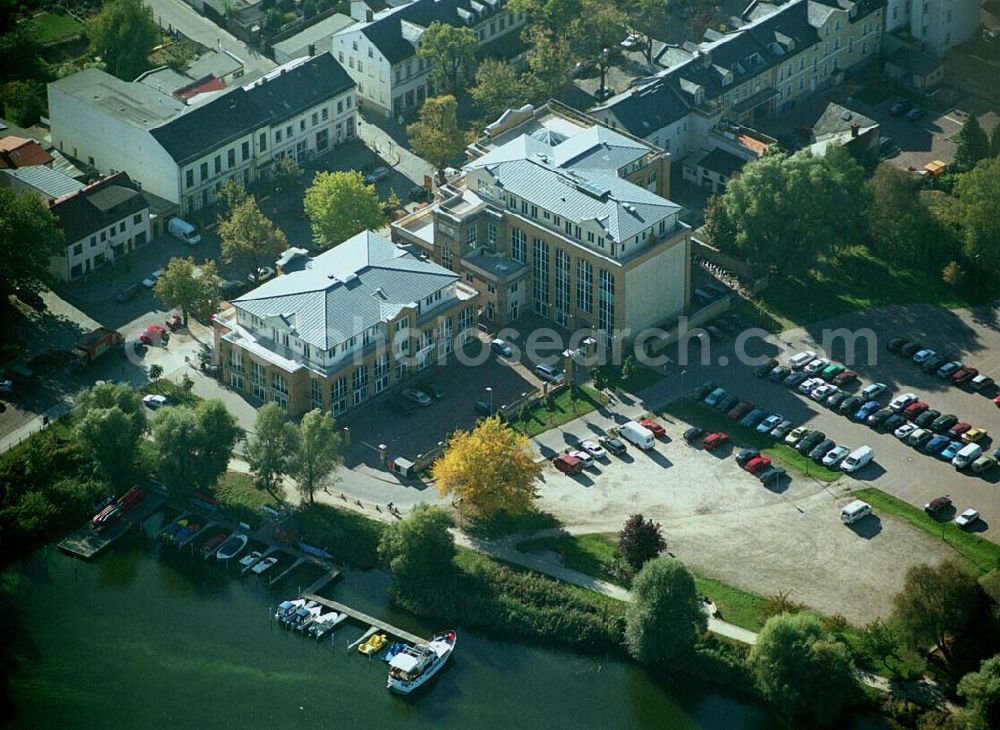 Werder ( Brandenburg ) from above - Das »Alte Brauhaus Werder« wurde 1887 erbaut und steht unter Denkmalschutz. 1995 wurde es aufgestockt und um einen Anbau erweitert. Beide Bauteile bilden ein Ensemble, das sich an der Hauptgeschäftsstraße befindet und in der Innenstadt von Werder einen architektonischen Schwerpunkt bildet. HVB Immobilien AG Der Standort unmittelbar am Ufer der Havel und kurz vor der Brücke in die historische Altstadt gehört zu den exponierten Lagen vor Ort.