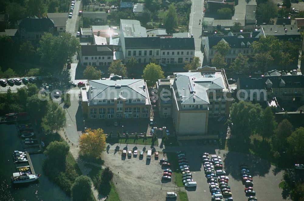 Aerial image Werder ( Brandenburg ) - Das »Alte Brauhaus Werder« wurde 1887 erbaut und steht unter Denkmalschutz. 1995 wurde es aufgestockt und um einen Anbau erweitert. Beide Bauteile bilden ein Ensemble, das sich an der Hauptgeschäftsstraße befindet und in der Innenstadt von Werder einen architektonischen Schwerpunkt bildet. HVB Immobilien AG Der Standort unmittelbar am Ufer der Havel und kurz vor der Brücke in die historische Altstadt gehört zu den exponierten Lagen vor Ort.