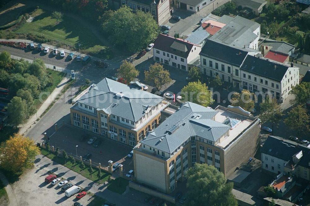 Aerial photograph Werder ( Brandenburg ) - Das »Alte Brauhaus Werder« wurde 1887 erbaut und steht unter Denkmalschutz. 1995 wurde es aufgestockt und um einen Anbau erweitert. Beide Bauteile bilden ein Ensemble, das sich an der Hauptgeschäftsstraße befindet und in der Innenstadt von Werder einen architektonischen Schwerpunkt bildet. HVB Immobilien AG Der Standort unmittelbar am Ufer der Havel und kurz vor der Brücke in die historische Altstadt gehört zu den exponierten Lagen vor Ort.