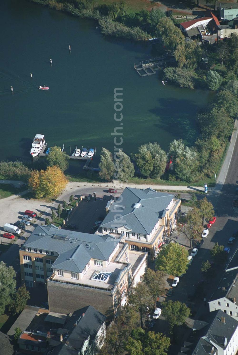 Werder ( Brandenburg ) from above - Das »Alte Brauhaus Werder« wurde 1887 erbaut und steht unter Denkmalschutz. 1995 wurde es aufgestockt und um einen Anbau erweitert. Beide Bauteile bilden ein Ensemble, das sich an der Hauptgeschäftsstraße befindet und in der Innenstadt von Werder einen architektonischen Schwerpunkt bildet. HVB Immobilien AG Der Standort unmittelbar am Ufer der Havel und kurz vor der Brücke in die historische Altstadt gehört zu den exponierten Lagen vor Ort.