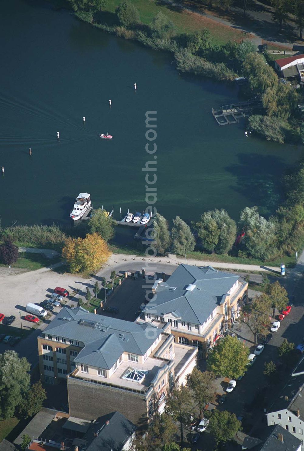 Werder ( Brandenburg ) from the bird's eye view: Das »Alte Brauhaus Werder« wurde 1887 erbaut und steht unter Denkmalschutz. 1995 wurde es aufgestockt und um einen Anbau erweitert. Beide Bauteile bilden ein Ensemble, das sich an der Hauptgeschäftsstraße befindet und in der Innenstadt von Werder einen architektonischen Schwerpunkt bildet. HVB Immobilien AG Der Standort unmittelbar am Ufer der Havel und kurz vor der Brücke in die historische Altstadt gehört zu den exponierten Lagen vor Ort.