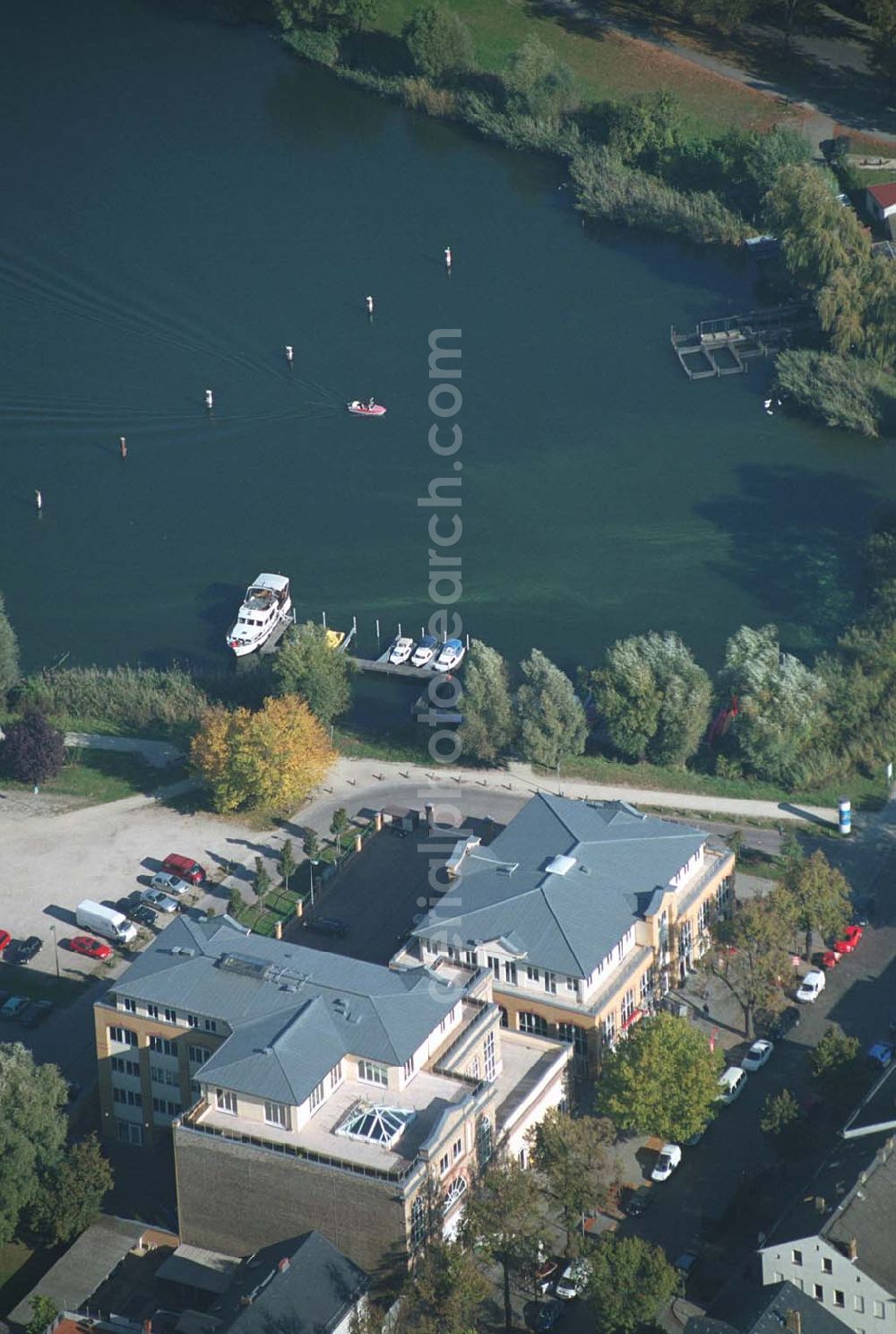 Aerial image Werder ( Brandenburg ) - Das »Alte Brauhaus Werder« wurde 1887 erbaut und steht unter Denkmalschutz. 1995 wurde es aufgestockt und um einen Anbau erweitert. Beide Bauteile bilden ein Ensemble, das sich an der Hauptgeschäftsstraße befindet und in der Innenstadt von Werder einen architektonischen Schwerpunkt bildet. HVB Immobilien AG Der Standort unmittelbar am Ufer der Havel und kurz vor der Brücke in die historische Altstadt gehört zu den exponierten Lagen vor Ort.