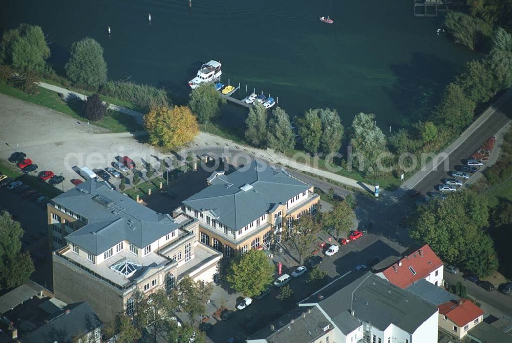 Werder ( Brandenburg ) from above - Das »Alte Brauhaus Werder« wurde 1887 erbaut und steht unter Denkmalschutz. 1995 wurde es aufgestockt und um einen Anbau erweitert. Beide Bauteile bilden ein Ensemble, das sich an der Hauptgeschäftsstraße befindet und in der Innenstadt von Werder einen architektonischen Schwerpunkt bildet. HVB Immobilien AG Der Standort unmittelbar am Ufer der Havel und kurz vor der Brücke in die historische Altstadt gehört zu den exponierten Lagen vor Ort.