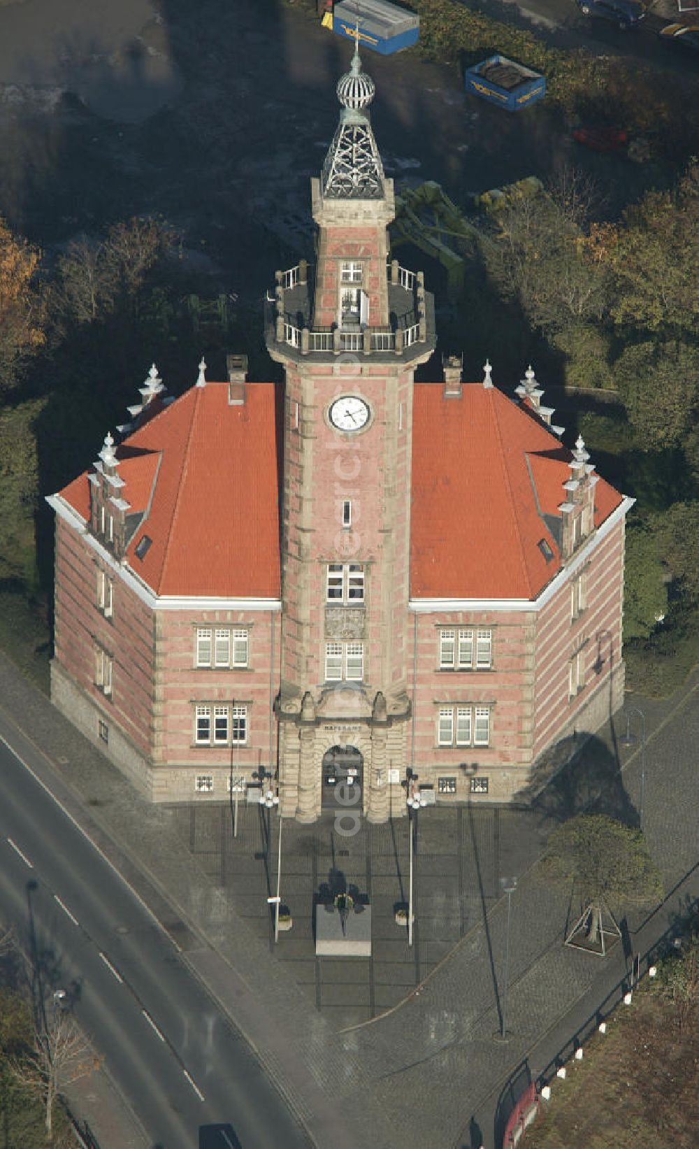 Aerial image Dortmund - Blick auf das alte Hafenamt an der Kanalstrasse im Dortmunder Hafen am Dortmund-Ems-Kanal. View of the Port Authority in the Dortmund Port.