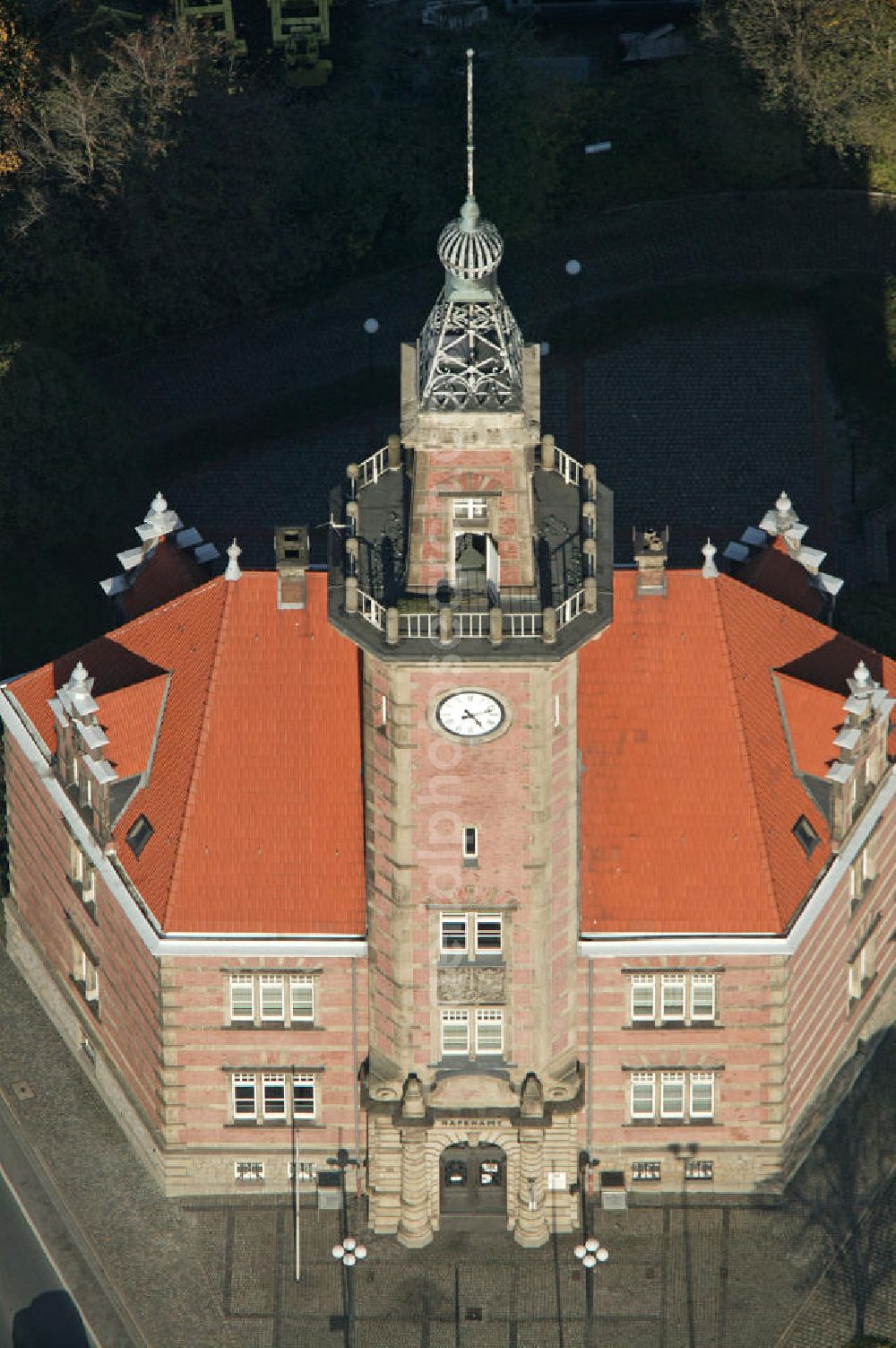 Aerial photograph Dortmund - Blick auf das alte Hafenamt an der Kanalstrasse im Dortmunder Hafen am Dortmund-Ems-Kanal. View of the Port Authority in the Dortmund Port.