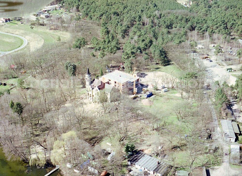 Aerial image Wendisch-Rietz / Brandenburg - Altes Landschloß unmittelbar gegenüber des Golfplatzes am Scharmützelsee in Wendisch-Riez. Tourismusverein Scharmützelsee e.V. Geschäftsstelle: im Haus des Gastes Kleine Promenade 1, 15864 Wendisch Rietz, Tel.: 03 36 79 - 64 84-0, Fax: 03 36 79 - 64 84 30 tourismus@scharmuetzelsee.de Kur- und Fremdenverkehrsgesellschaft mbH Am Kurpark 1 15526 Bad Saarow Telefon: 033631/868 - 0 Telefax: 033631/868 - 120 info@bad-saarow.de Scharmützelsee Amtsdirektor: Carsten Krappmann Forsthausstraß????????????????????????????????????????????????????????????????????????????????????????????????????????????????