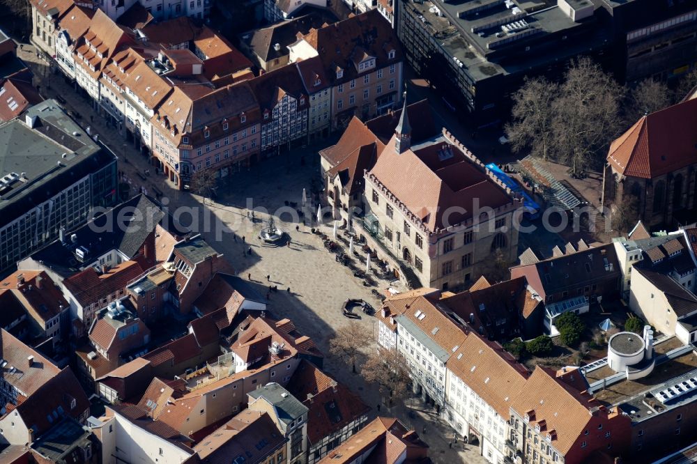 Aerial image Göttingen - Old Town Hall building at the market downtown with Gaenseliesel Fontain nin Goettingen in the state Lower Saxony, Germany