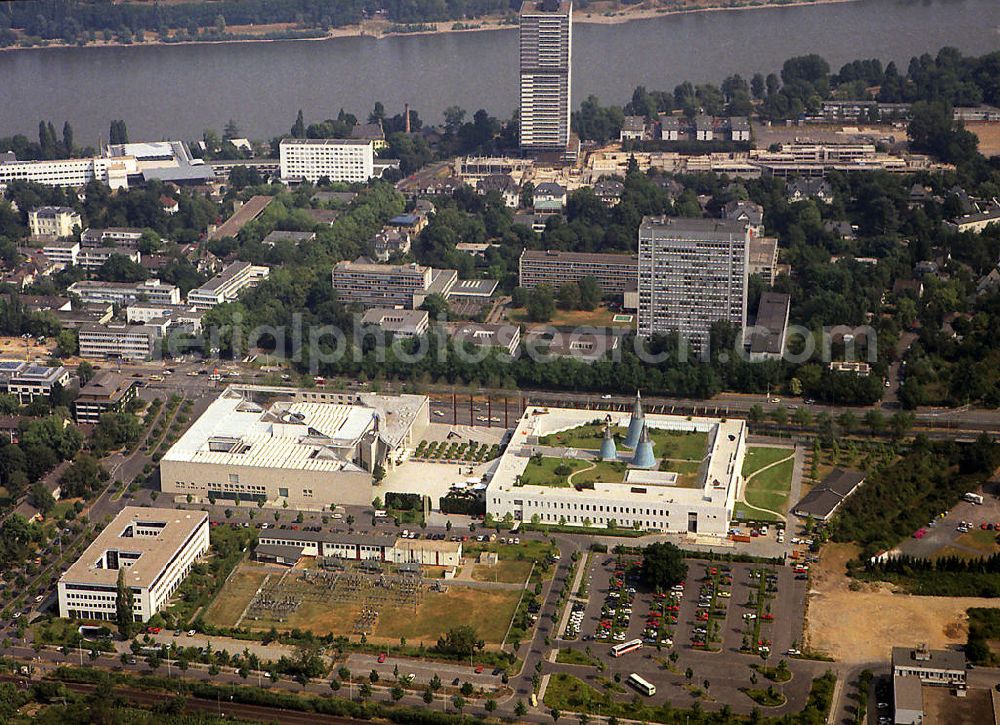 Bonn from above - Aus dem alten Bonner Regierungsviertel ist heute die Museumsmeile entstanden. Entlang der Bundesstraße 9 reihen sich Kunst- und Ausstellungshallen aneinan der. Links das Kunstmuseum Bonn, daneben mit auffälliger Architektur die Kunst- und Austellungshalle der Bundesrepublik Deutschland. Im am Rheinufeer liegenden ehemaligen Bundestag das Hochhaus United Nations Campus . City View of the old Bonn's government district.