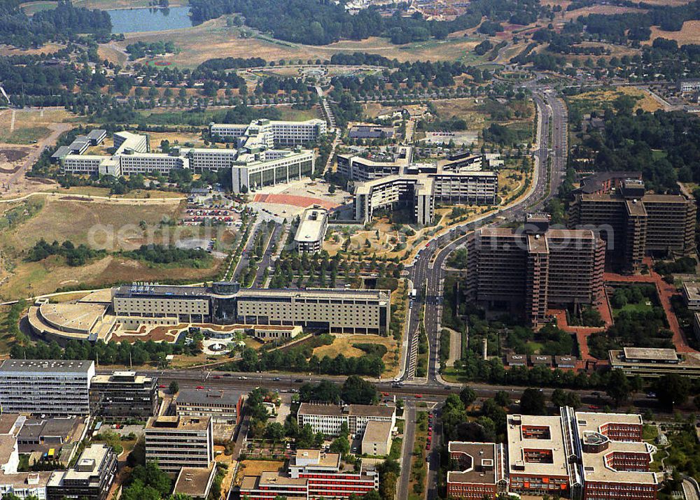 Aerial image Bonn - Stadtteilansicht des ehemaligen Regierungsviertels in Bonn mit dem Hotel Maritim und dem dahinter liegenden Bundesinstitut für Arzneimittel und Medizinprodukte (BfArM) , einer selbständige Bundesoberbehörde im Geschäftsbereich des Bundesministeriums für Gesundheit. Rechts im Bild die sogenannten Kreuzbauten mit dem Bundesministerium für Bildung und Forschung (BMBF). Im Hintergrund befinden sich die zweiten Dienstsitze des Bundesministerium für Verkehr, Bau und Stadtentwicklung (BMVBS) und links hinten das Hauptgebäude des Bundesministerium für Umwelt, Naturschutz und Reaktorsicherheit, dem ehemaliges Bundespostministerium. View of the former government district in Bonn.