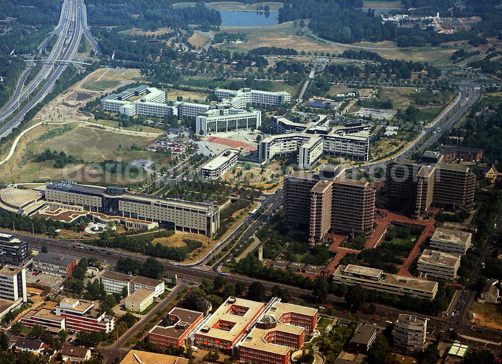 Aerial photograph Bonn - Stadtteilansicht des ehemaligen Regierungsviertels in Bonn mit dem Hotel Maritim und dem dahinter liegenden Bundesinstitut für Arzneimittel und Medizinprodukte (BfArM) , einer selbständige Bundesoberbehörde im Geschäftsbereich des Bundesministeriums für Gesundheit. Rechts im Bild die sogenannten Kreuzbauten mit dem Bundesministerium für Bildung und Forschung (BMBF). Im Hintergrund befinden sich die zweiten Dienstsitze des Bundesministerium für Verkehr, Bau und Stadtentwicklung (BMVBS) und links hinten das Hauptgebäude des Bundesministerium für Umwelt, Naturschutz und Reaktorsicherheit, dem ehemaliges Bundespostministerium. View of the former government district in Bonn.