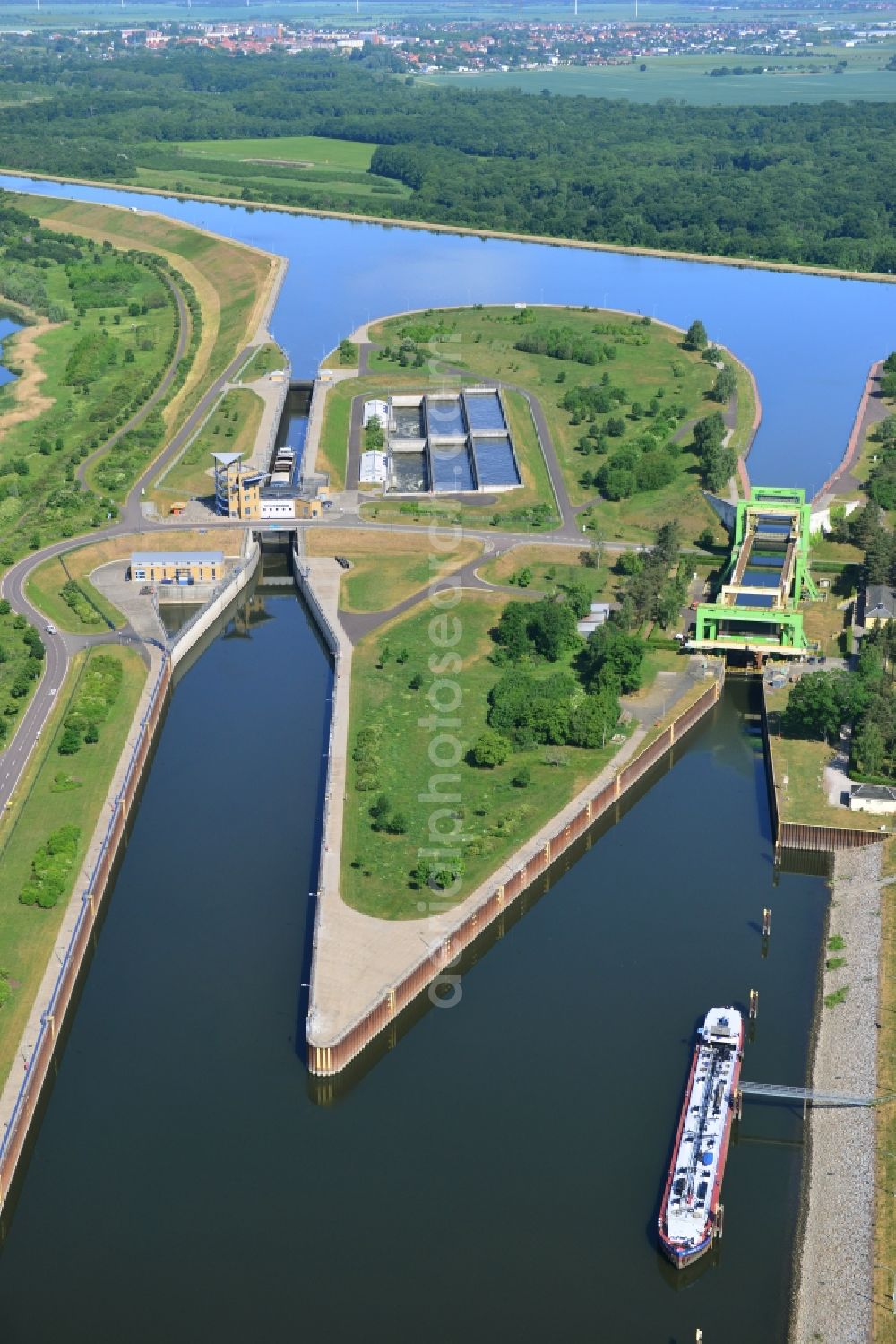 Magdeburg from the bird's eye view: Old disused Boat lift and locks plants on the banks of the waterway of the Abstiegskanal Rothensee in Magdeburg in the state Saxony-Anhalt