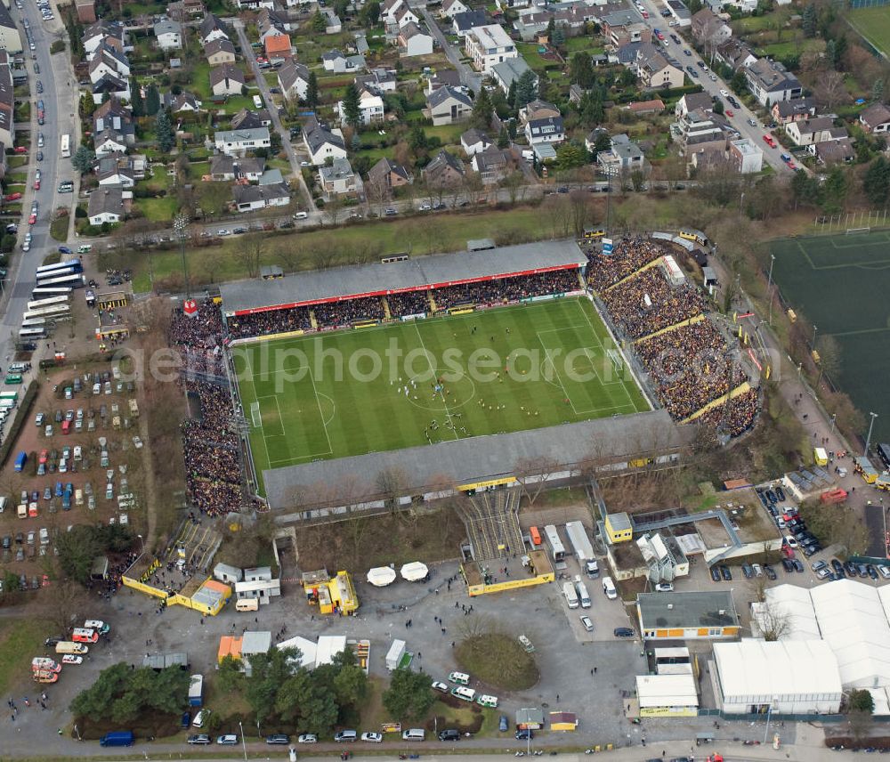 Aachen from above - Das Stadion Tivoli in Aachen während eines Spiels der 2. Bundesliga zwischen Aachen und St. Pauli. Das Fußballstadion bietet Platz für 21.300 Zuschauer und war bis 2009 Heimspielstätte des Fußballklubs Alemannia Aachen. 2011 wird es vermutlich abgerissen und das Grundstück ausgeschrieben. The stadium Tivoli, the former home ground of the football club Alemannia Aachen.