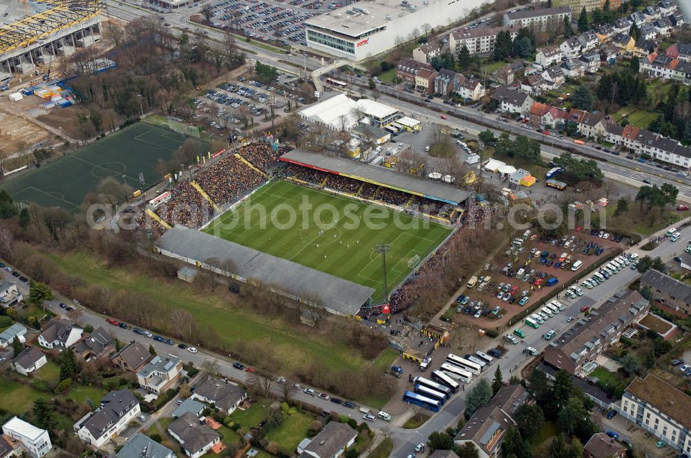 Aachen from the bird's eye view: Das Stadion Tivoli in Aachen während eines Spiels der 2. Bundesliga zwischen Aachen und St. Pauli. Das Fußballstadion bietet Platz für 21.300 Zuschauer und war bis 2009 Heimspielstätte des Fußballklubs Alemannia Aachen. 2011 wird es vermutlich abgerissen und das Grundstück ausgeschrieben. The stadium Tivoli, the former home ground of the football club Alemannia Aachen.