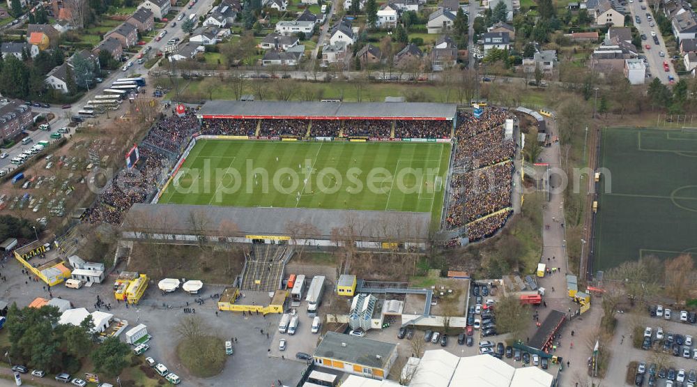 Aerial image Aachen - Das Stadion Tivoli in Aachen während eines Spiels der 2. Bundesliga zwischen Aachen und St. Pauli. Das Fußballstadion bietet Platz für 21.300 Zuschauer und war bis 2009 Heimspielstätte des Fußballklubs Alemannia Aachen. 2011 wird es vermutlich abgerissen und das Grundstück ausgeschrieben. The stadium Tivoli, the former home ground of the football club Alemannia Aachen.