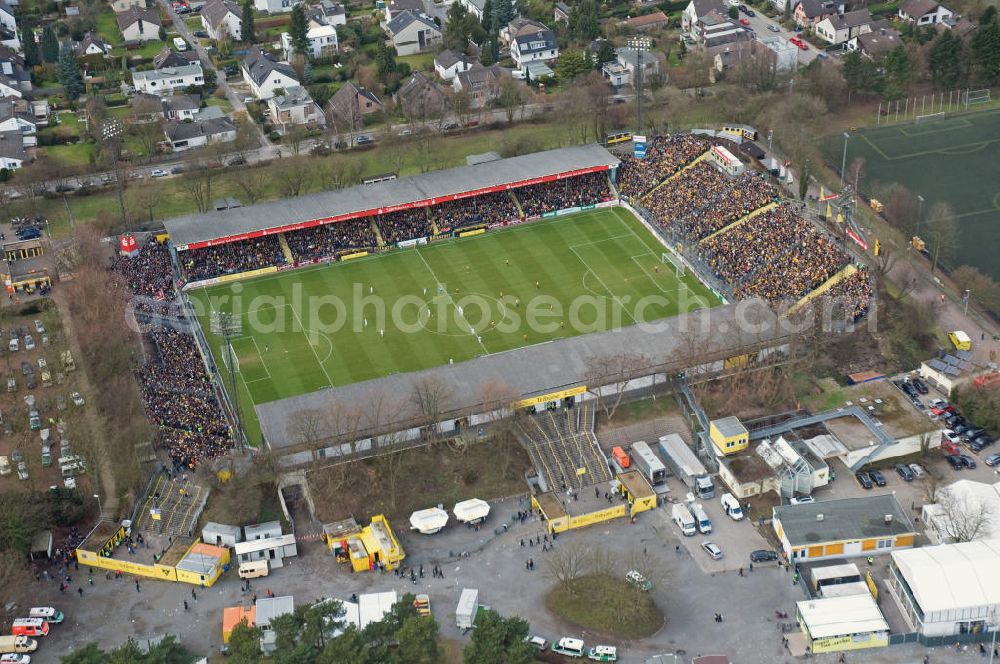 Aerial photograph Aachen - Das Stadion Tivoli in Aachen während eines Spiels der 2. Bundesliga zwischen Aachen und St. Pauli. Das Fußballstadion bietet Platz für 21.300 Zuschauer und war bis 2009 Heimspielstätte des Fußballklubs Alemannia Aachen. 2011 wird es vermutlich abgerissen und das Grundstück ausgeschrieben. The stadium Tivoli, the former home ground of the football club Alemannia Aachen.