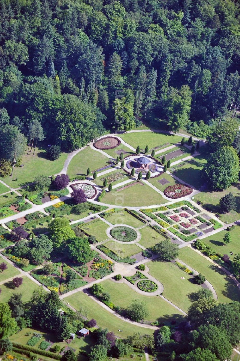 Aerial photograph Hamburg - View of the public park in Hamburg Altona - Bahr field. Today's 205-acre public park in Altona Bahrenfeld is Hamburg's largest public park, the core area since September 2002 is listed