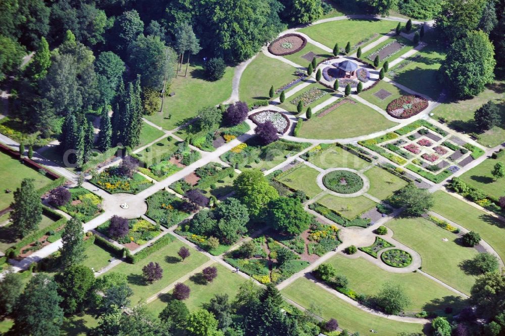 Hamburg from the bird's eye view: View of the public park in Hamburg Altona - Bahr field. Today's 205-acre public park in Altona Bahrenfeld is Hamburg's largest public park, the core area since September 2002 is listed