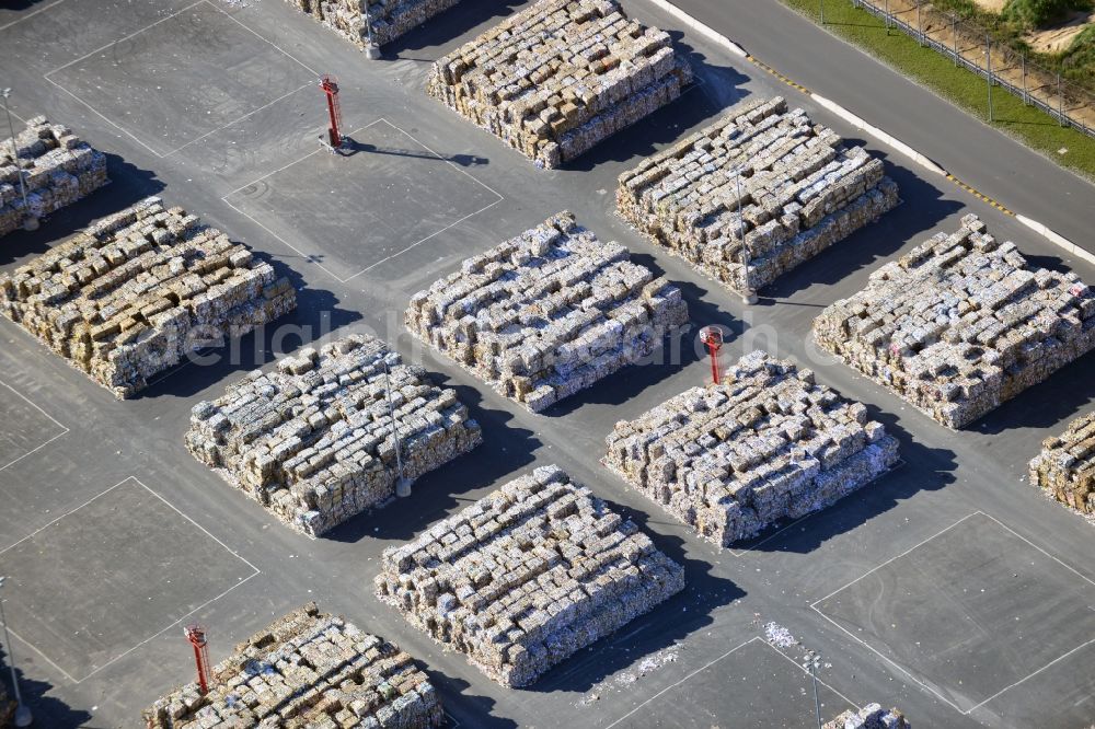 Aerial photograph Eisenhüttenstadt - View at Waste paper stacks on the plant grounds of the factory for corrugated base paper Propapier plant PM2 GmbH in Eisenhüttenstadt in Brandenburg