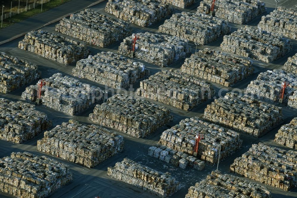 Aerial photograph Eisenhüttenstadt - View at Waste paper stacks on the plant grounds of the factory for corrugated base paper Propapier plant PM2 GmbH in Eisenhuettenstadt in Brandenburg