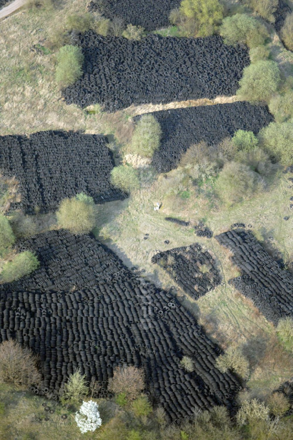 LÜTZENSÖMMERN from the bird's eye view: Altreifendeponie nordwestlich von Lützensömmern in Thüringen