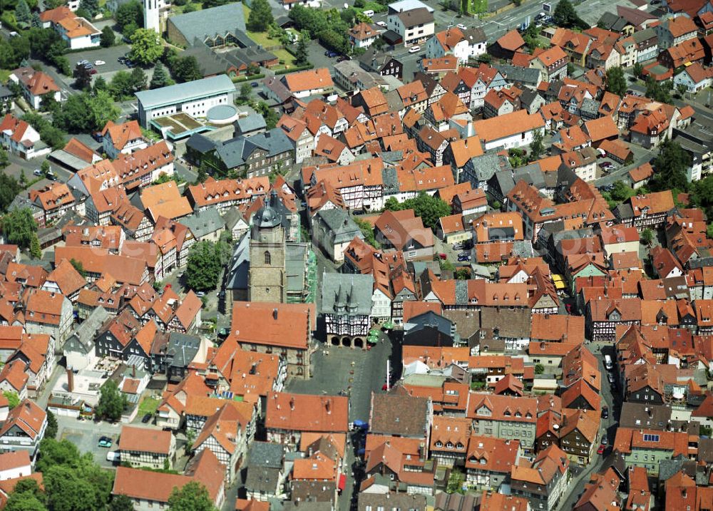 Alsfeld from the bird's eye view: Blick auf den historische Marktplatz mit dem spätgotischen Rathaus (1512 - 1516). Es gehört zu den bedeutendsten Fachwerkbauten Deutschlands. Alsfeld ist Europäische Modellstadt für Denkmalschutz.