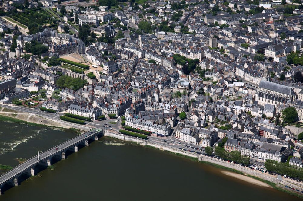 Blois from the bird's eye view: Blick auf die Altstadt von Blois, der Verwaltungssitz der Préfecture des Départements Loir-et-Cher in Frankreich an den Ufern der Loire zwischen Orléans und Tours. View to the historic district of Blois, the administrative seat of the Préfecture des Départements Loir-et-Cher in France.