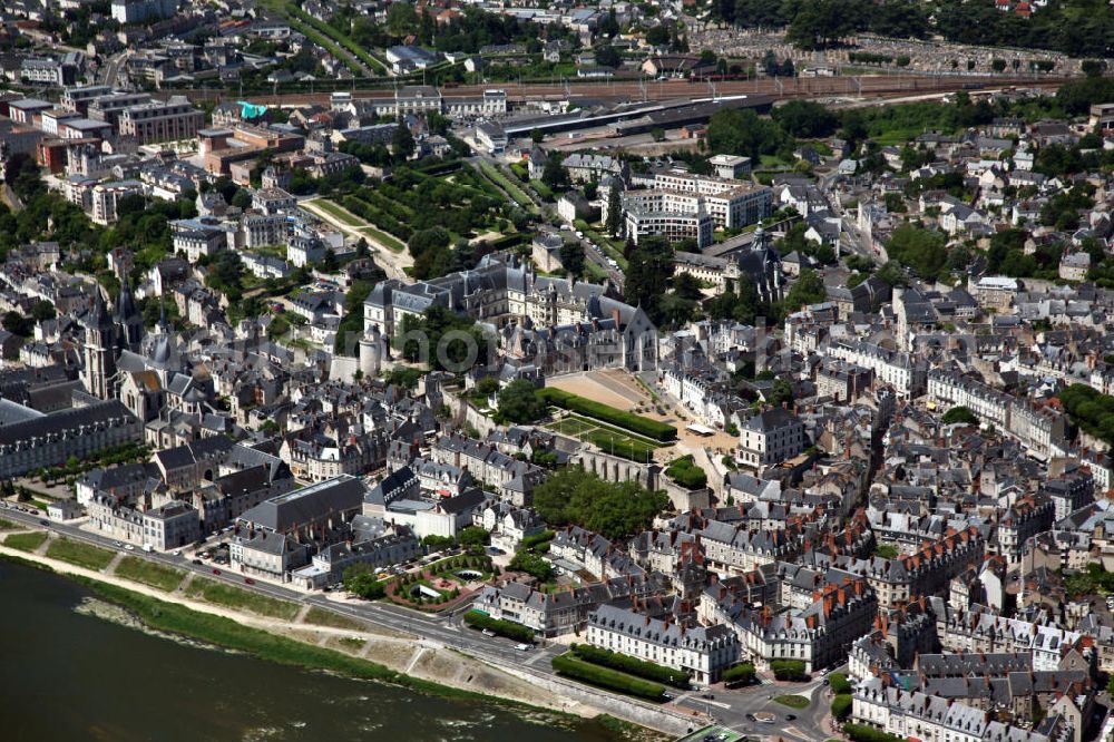 Aerial image Blois - Blick auf die Altstadt von Blois, der Verwaltungssitz der Préfecture des Départements Loir-et-Cher in Frankreich an den Ufern der Loire zwischen Orléans und Tours. View to the historic district of Blois, the administrative seat of the Préfecture des Départements Loir-et-Cher in France.