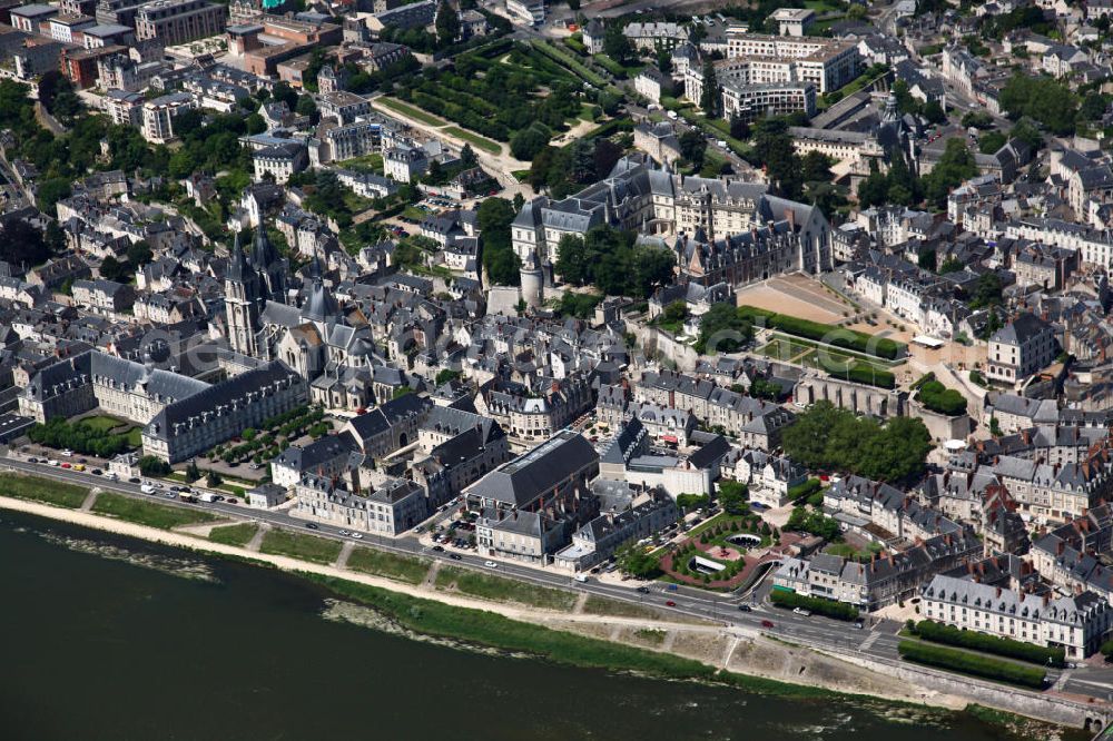 Aerial photograph Blois - Blick auf die Altstadt von Blois, der Verwaltungssitz der Préfecture des Départements Loir-et-Cher in Frankreich an den Ufern der Loire zwischen Orléans und Tours. View to the historic district of Blois, the administrative seat of the Préfecture des Départements Loir-et-Cher in France.