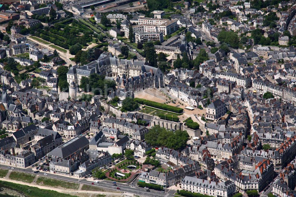 Blois from above - Blick auf die Altstadt von Blois, der Verwaltungssitz der Préfecture des Départements Loir-et-Cher in Frankreich an den Ufern der Loire zwischen Orléans und Tours. View to the historic district of Blois, the administrative seat of the Préfecture des Départements Loir-et-Cher in France.