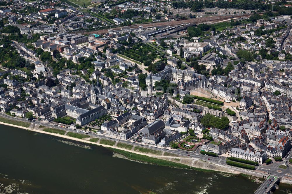 Blois from the bird's eye view: Blick auf die Altstadt von Blois, der Verwaltungssitz der Préfecture des Départements Loir-et-Cher in Frankreich an den Ufern der Loire zwischen Orléans und Tours. View to the historic district of Blois, the administrative seat of the Préfecture des Départements Loir-et-Cher in France.