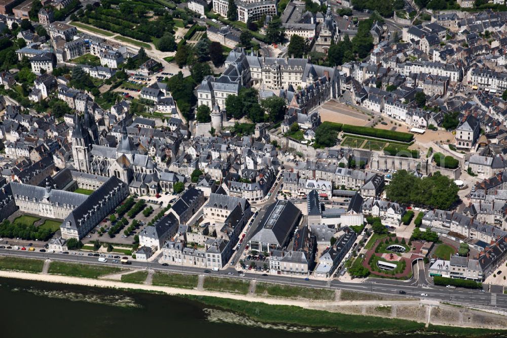 Aerial image Blois - Blick auf die Altstadt von Blois, der Verwaltungssitz der Préfecture des Départements Loir-et-Cher in Frankreich an den Ufern der Loire zwischen Orléans und Tours. View to the historic district of Blois, the administrative seat of the Préfecture des Départements Loir-et-Cher in France.