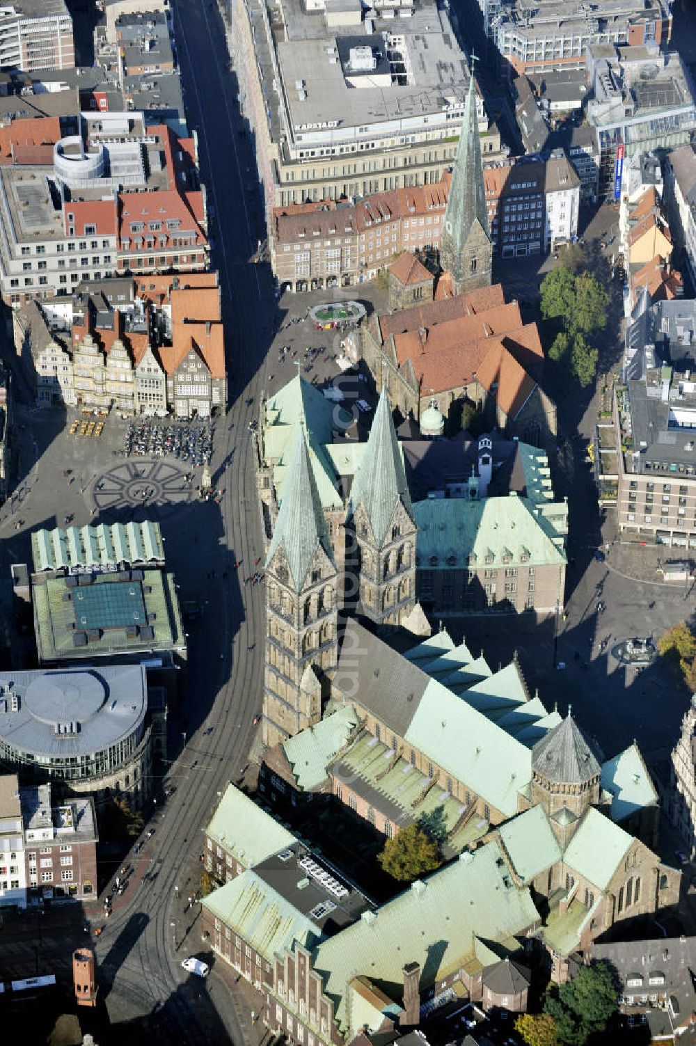 Bremen from above - Blick auf die Bremer Altstadt mit dem Marktplatz und dem Rathaus im Zentrum. Auch der St. Petri Dom, die Liebfrauenkirche und die Bremische Bürgschaft sind zu erkennen. View to the historic city of Bremen with the market square and the town hall in the center. There are also the cathedral, the Liebfrauenkirche and the Bremische Bürgschaft recognizeable.