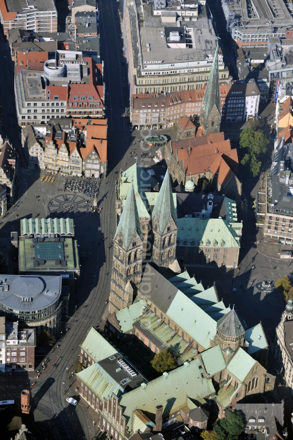 Bremen from the bird's eye view: Blick auf die Bremer Altstadt mit dem Marktplatz und dem Rathaus im Zentrum. Auch der St. Petri Dom, die Liebfrauenkirche und die Bremische Bürgschaft sind zu erkennen. View to the historic city of Bremen with the market square and the town hall in the center. There are also the cathedral, the Liebfrauenkirche and the Bremische Bürgschaft recognizeable.