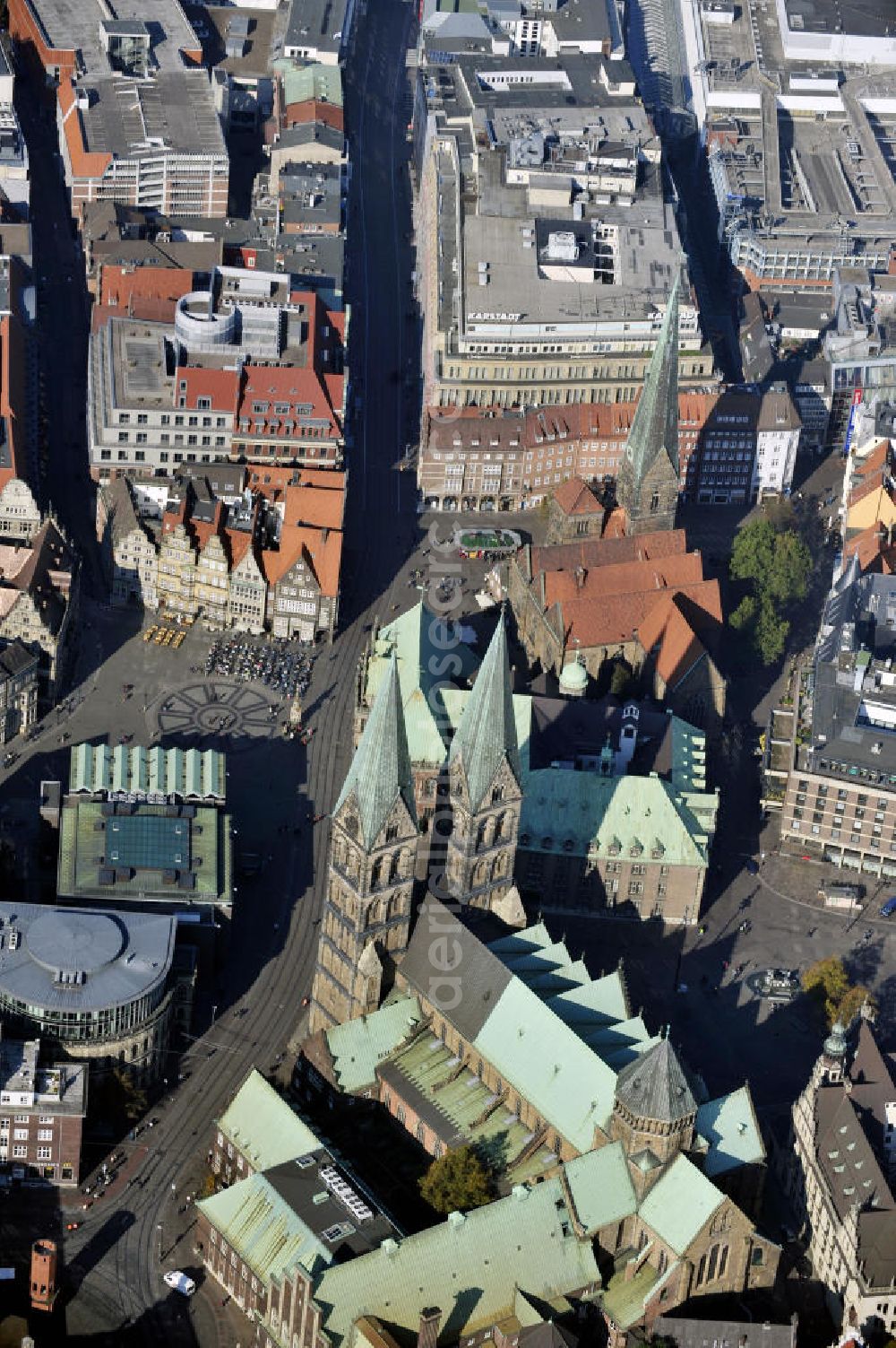 Aerial image Bremen - Blick auf die Bremer Altstadt mit dem Marktplatz und dem Rathaus im Zentrum. Auch der St. Petri Dom, die Liebfrauenkirche und die Bremische Bürgschaft sind zu erkennen. View to the historic city of Bremen with the market square and the town hall in the center. There are also the cathedral, the Liebfrauenkirche and the Bremische Bürgschaft recognizeable.