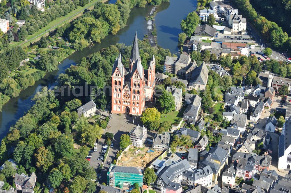 Limburg an der Lahn from the bird's eye view: The old town with the cathedral of Limburg an der Lahn. Limburg a.d. Lahn is the county town of the district Limburg-Weilburg in Hesse