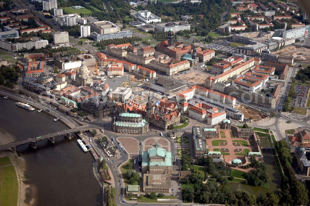 Aerial image DRESDEN - Die Augustusbrücke führt zur Dresdner Altstadt mit ihren historischen Bauten. Zu sehen sind unter Anderem die Hofkirche, die Semperoper und der Zwinger am Theaterplatz, das Residenzschloss, die Kunstakademie, sowie die Frauenkirche. Das historische Zentrum bildet der Altmarkt (Wilsdruffer Straße).