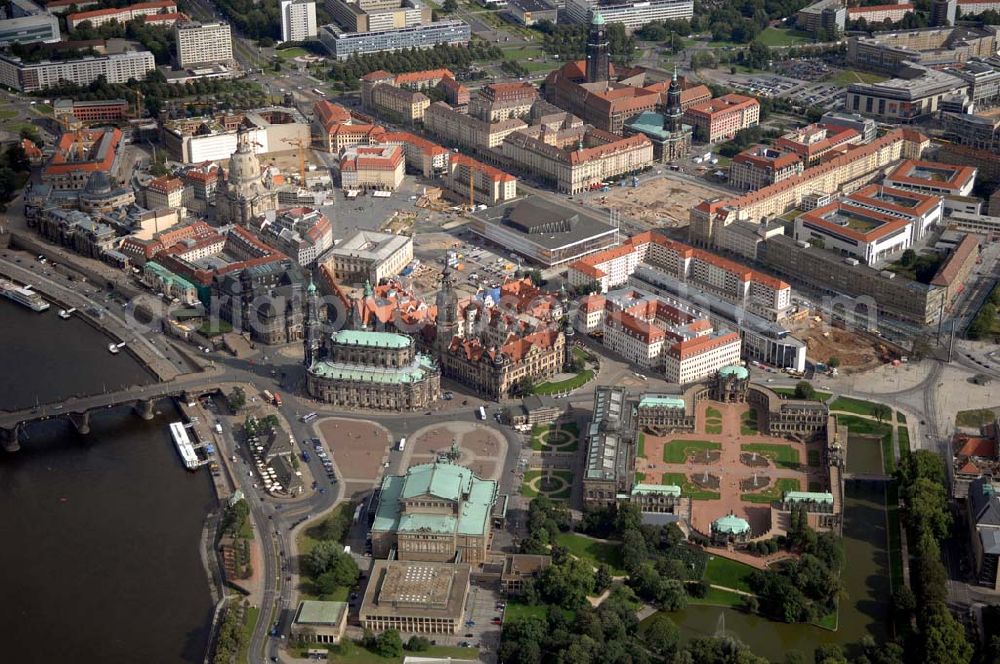 Aerial photograph DRESDEN - Die Augustusbrücke führt zur Dresdner Altstadt mit ihren historischen Bauten. Zu sehen sind unter Anderem die Hofkirche und die Semperoper am Theaterplatz, das Residenzschloss, die Kunstakademie, sowie die Frauenkirche. Das historische Zentrum bildet der Altmarkt (Wilsdruffer Straße).