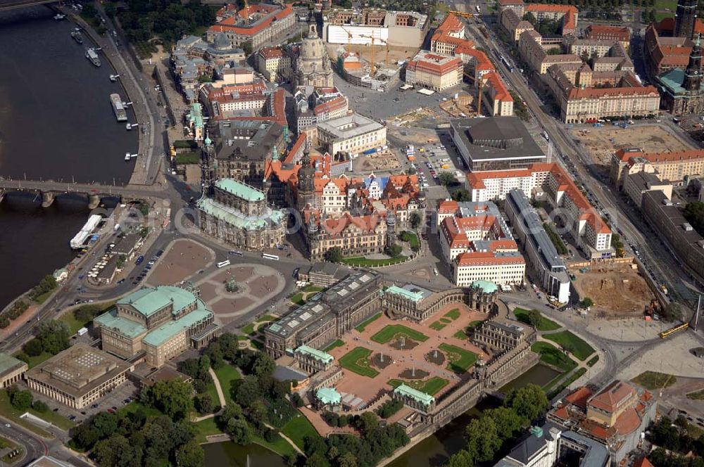 Aerial photograph DRESDEN - Die Augustusbrücke führt zur Dresdner Altstadt mit ihren historischen Bauten. Zu sehen sind unter Anderem die Hofkirche, die Semperoper und der Zwinger am Theaterplatz, das Residenzschloss, die Kunstakademie, sowie die Frauenkirche.