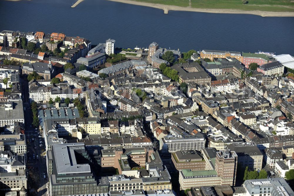 Aerial photograph Düsseldorf - Sicht auf die Altstadt von Düsseldorf mit der Lambertuskirche und dem Schlossturm am Rheinufer. View to the historic downtown of Duesseldorf with the church St. Lambertus and the castle tower.