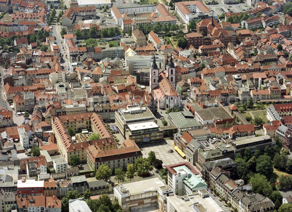 Fulda from above - Die Stadtpfarrkirche St. Blasius bildet den Mittelpunkt der Aufnahme. Links neben dieser Kirche, fast versteckt, duckt sich der Fachwerkbau Altes Rathaus. Links vom modernen Karstadtbau blickt man in die ehemalige Universität, seit 1835 Gymnasium.