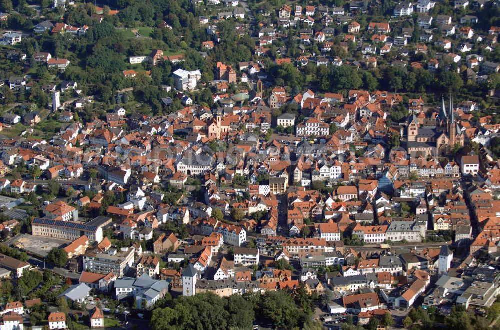 Gelnhausen from above - Blick auf die Altstadt von Gelnhausen in Hessen. Die Stadt existiert bereits seit 1170 und wurde von Kaiser Friedrich I (Barbarossa) gegründet. Sie ist noch in großen Teilen erhalten geblieben und birgt viele Sehenswürdigkeiten, wie die Marienkirche, die zum beliebten Ausflugsziel für Touristen geworden ist. Touristinfo: Tourist-Information, Obermarkt 24, 63571 Gelnhausen, Tel. +49(0)6051 83030 0, Fax +49(0)6051 83030 3, Email: tourist-information@gelnhausen.de