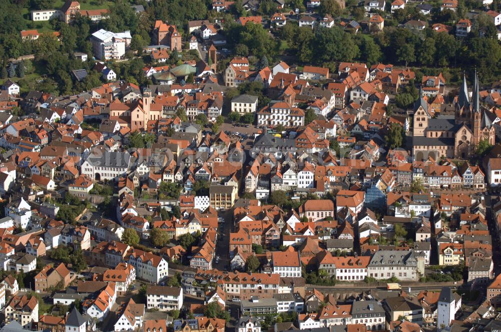 Gelnhausen from the bird's eye view: Blick auf die Altstadt von Gelnhausen in Hessen. Die Stadt existiert bereits seit 1170 und wurde von Kaiser Friedrich I (Barbarossa) gegründet. Sie ist noch in großen Teilen erhalten geblieben und birgt viele Sehenswürdigkeiten, wie die Marienkirche, die zum beliebten Ausflugsziel für Touristen geworden ist. Touristinfo: Tourist-Information, Obermarkt 24, 63571 Gelnhausen, Tel. +49(0)6051 83030 0, Fax +49(0)6051 83030 3, Email: tourist-information@gelnhausen.de