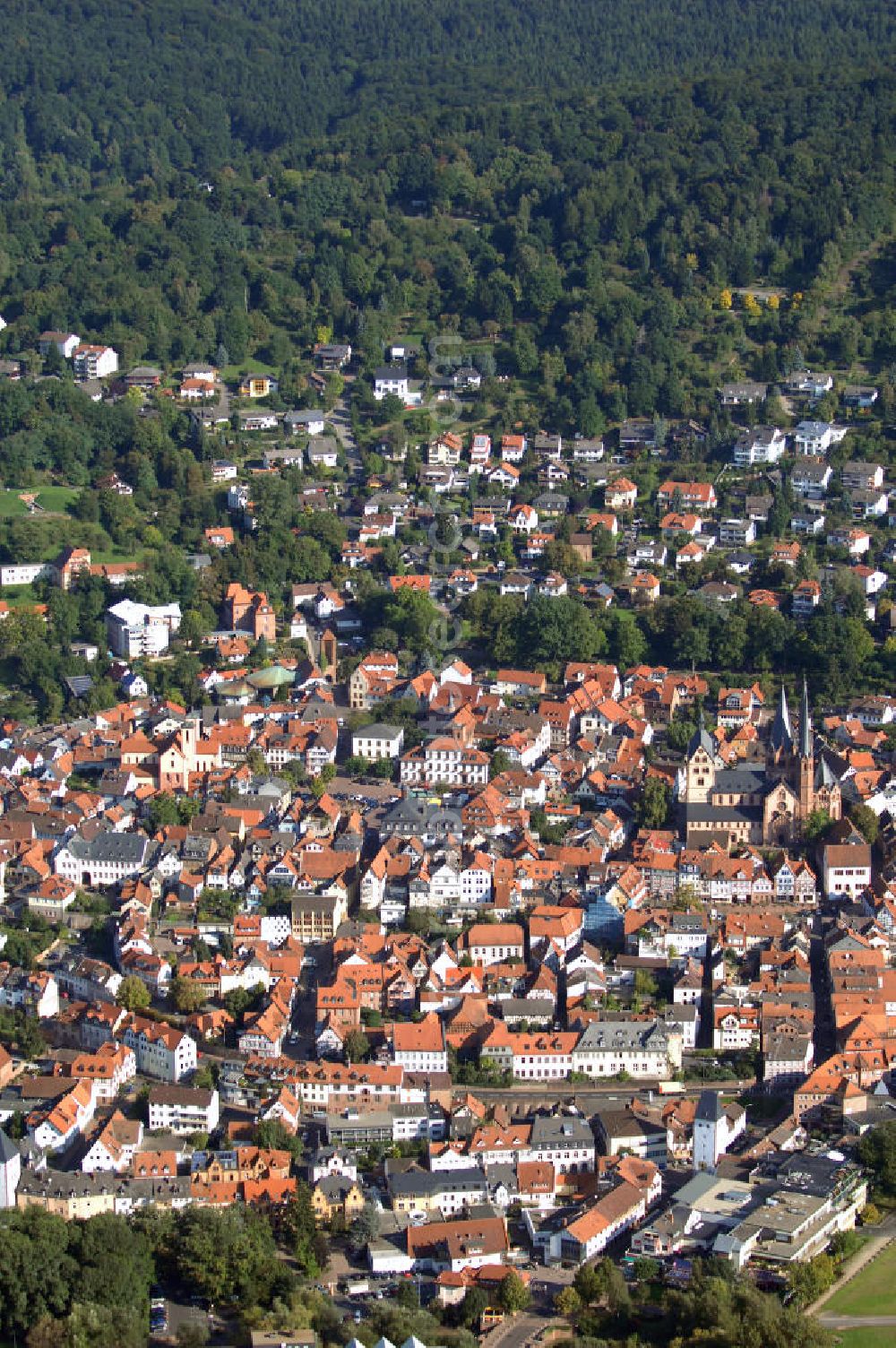 Aerial image Gelnhausen - Blick auf die Altstadt von Gelnhausen in Hessen. Die Stadt existiert bereits seit 1170 und wurde von Kaiser Friedrich I (Barbarossa) gegründet. Sie ist noch in großen Teilen erhalten geblieben und birgt viele Sehenswürdigkeiten, wie die Marienkirche, die zum beliebten Ausflugsziel für Touristen geworden ist. Touristinfo: Tourist-Information, Obermarkt 24, 63571 Gelnhausen, Tel. +49(0)6051 83030 0, Fax +49(0)6051 83030 3, Email: tourist-information@gelnhausen.de